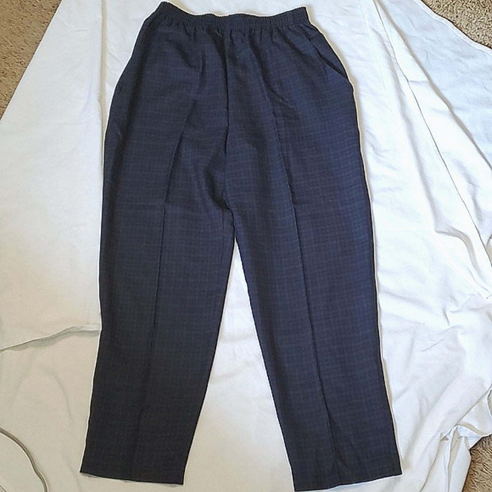 Briggs Petite, womans dress slacks, 10P Deep front pockets. Navy Blue, checkered
